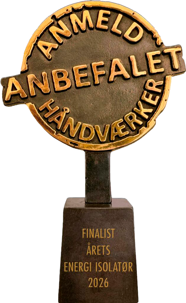 Bronzestatue for Finalist Årets Energi Isolatør 2026 med teksten Anmeld Anbefalet Håndværker